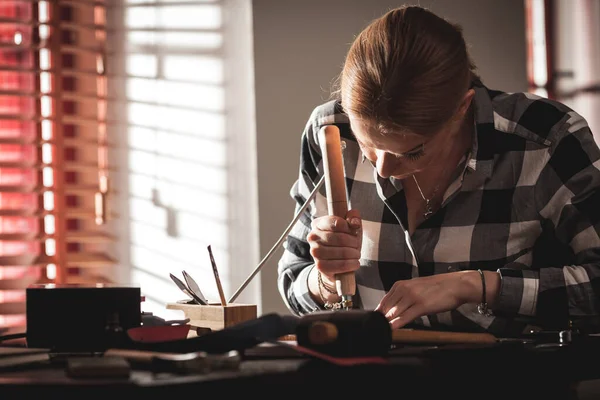 Craftsman Bolsa Couro Trabalho Uma Oficina Vintage Conceito Pequenas Empresas — Fotografia de Stock