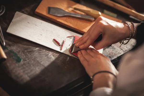 皮包工匠在一家老式作坊工作 小企业概念 — 图库照片