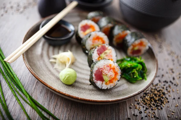 Sushi Maki Broodjes Met Tonijn Vliegende Vis Kaviaar Krab Avocado — Stockfoto