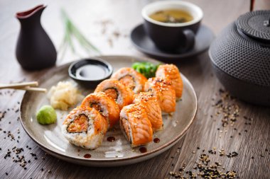 Somon, yengeç ve baharatlı soslu soya soslu, wasabi ve zencefilli fırında makarna. Japon geleneksel balık yemekleri modern gurme restoranında öğle yemeği için servis edilir.