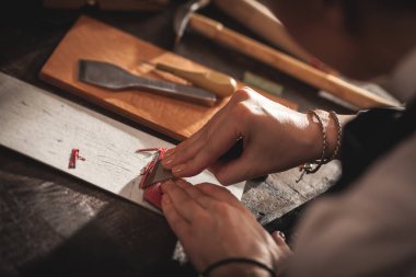 Eski bir atölyede çalışan deri çantalı bir zanaatkar. Küçük işletme kavramı