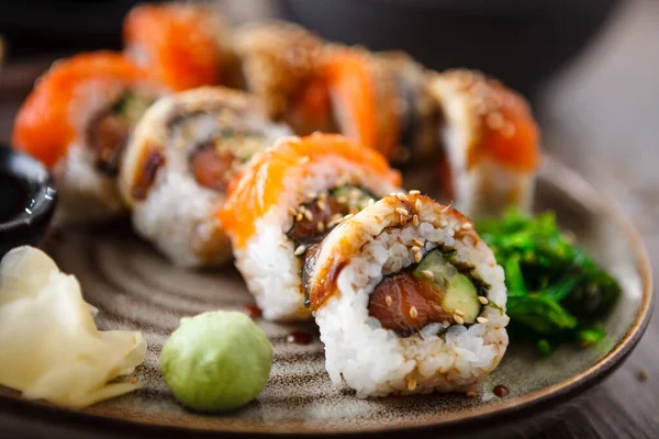 Sushi Maki Rolky Lososem Úhořem Avokádem Okurkou Talíři Hůlkami Sójovou — Stock fotografie