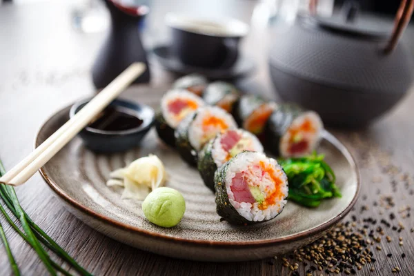 Sushi Maki Rullar Med Tonfisk Flygande Fiskkaviar Krabba Avokado Tallrik — Stockfoto