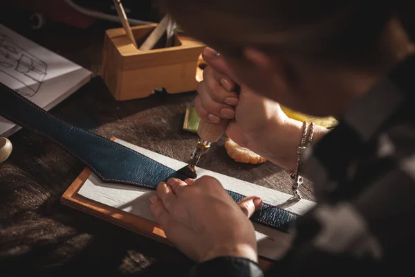 Leather handbag craftsman at work in a vintage workshop. Small business concept — Stock Photo, Image