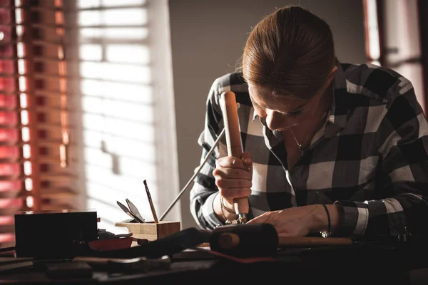 Craftsman bolsa de couro no trabalho em uma oficina vintage. Conceito de pequenas empresas — Fotografia de Stock