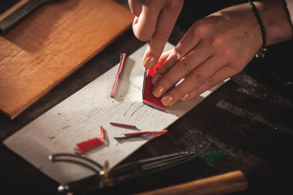 皮包工匠在一家老式作坊工作.小企业概念 — 图库照片