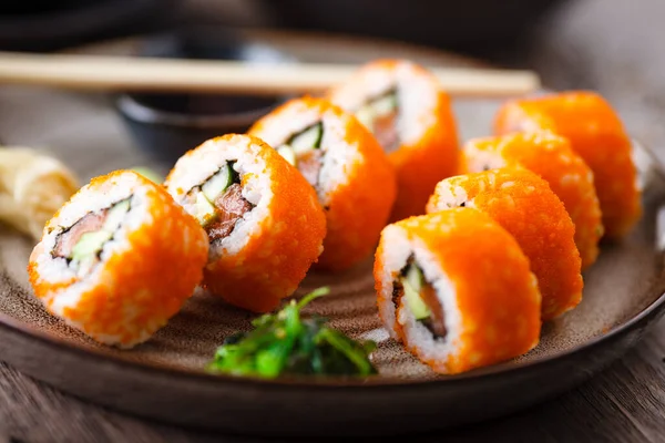 Sushi Maki Broodjes Met Zalm Avocado Komkommer Vliegende Viskuit Een — Stockfoto