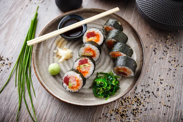 Sushi Maki Rolky Tuňákem Létajícím Rybím Kaviárem Krabem Avokádem Talíři — Stock fotografie