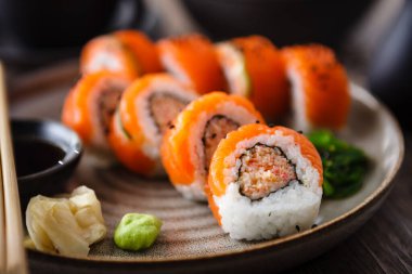 Baharatlı yengeç, somon, çubuklu salatalık, soya sosu, wasabi ve zencefilli suşi böreği. Geleneksel Japon deniz ürünleri modern gurme restoranında öğle yemeği olarak servis edilir..