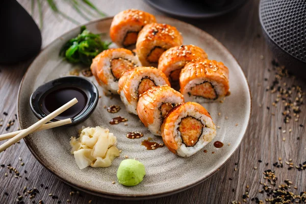Bakade Sushi Maki Rullar Med Lax Krabba Och Kryddig Sås — Stockfoto