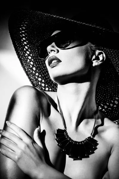 Concept Mode Portrait Une Belle Femme Grand Chapeau Lunettes Soleil — Photo