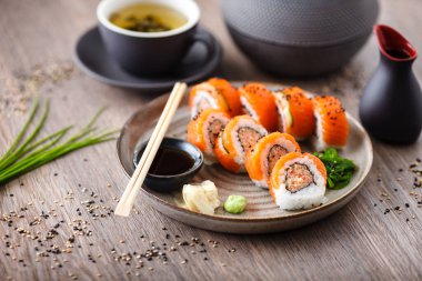 Baharatlı yengeç, somon, çubuklu salatalık, soya sosu, wasabi ve zencefilli suşi böreği. Geleneksel Japon deniz ürünleri modern gurme restoranında öğle yemeği olarak servis edilir..