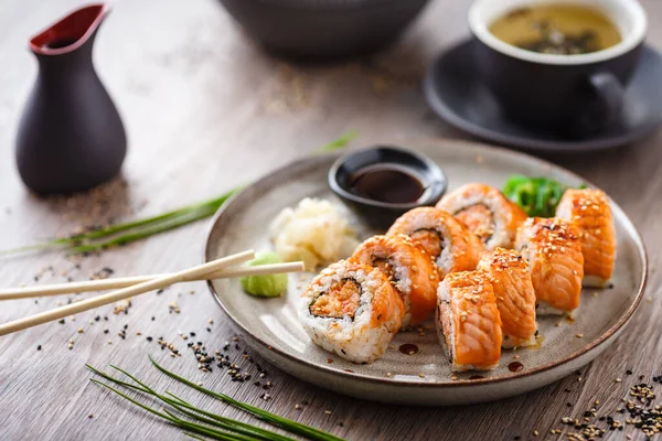 Somon, yengeç ve baharatlı soslu soya soslu, wasabi ve zencefilli fırında makarna. Japon geleneksel balık yemekleri modern gurme restoranında öğle yemeği için servis edilir.