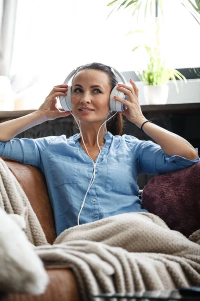 Boş Zaman Konsepti Kapalı Bir Koltukta Oturmuş Kulaklık Takarak Müzik — Stok fotoğraf