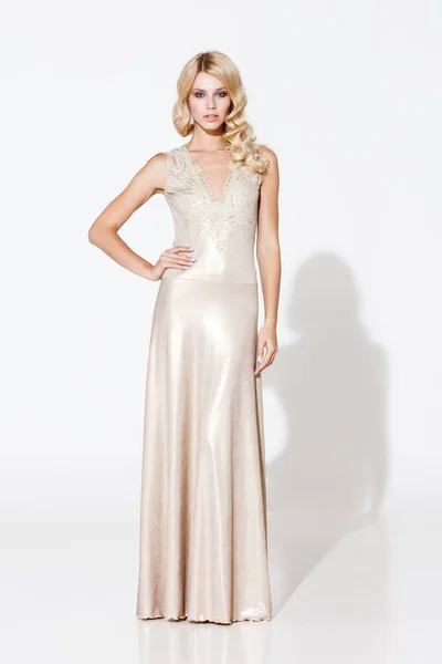 Концепция Моды Красивая Молодая Блондинка Светло Золотом Вечернем Платье Белом — стоковое фото