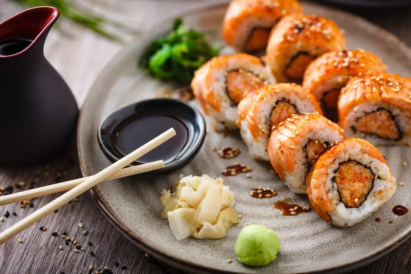 Gebakken Sushi Maki Broodjes Met Zalm Krab Pittige Saus Een — Stockfoto