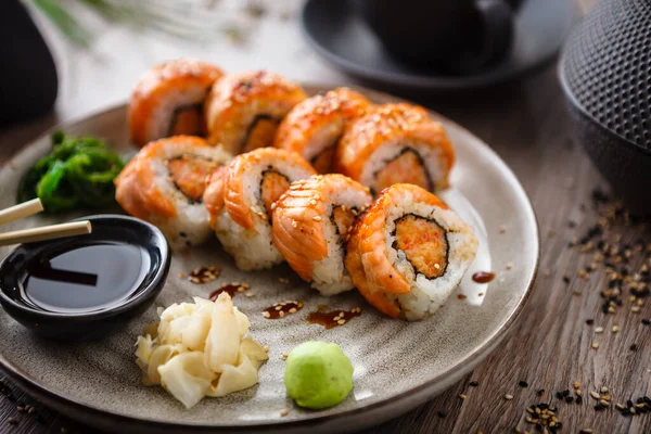 Rollos Sushi Maki Horno Con Salmón Cangrejo Salsa Picante Plato — Foto de Stock