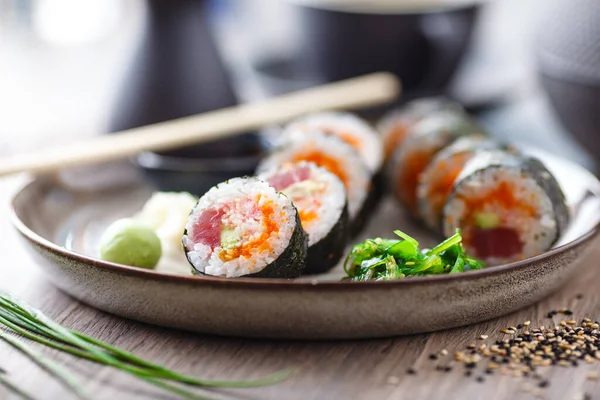 Sushi Maki Broodjes Met Tonijn Vliegende Vis Kaviaar Krab Avocado — Stockfoto