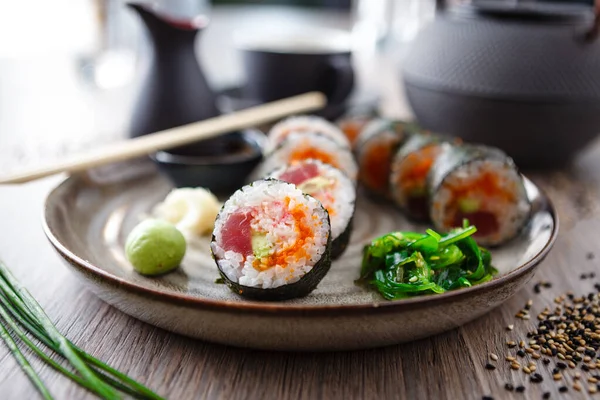 Sushi Maki Broodjes Met Tonijn Vliegende Vis Kaviaar Krab Avocado — Stockfoto