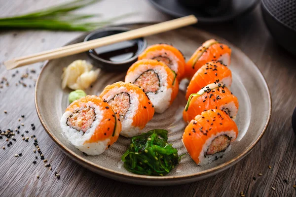 Sushi Maki Rolky Pikantním Krabem Lososem Okurkou Talíři Hůlkami Sójovou — Stock fotografie
