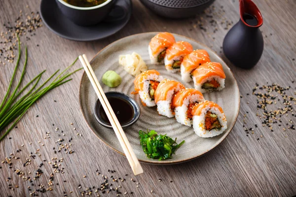 Sushi Maki Broodjes Met Zalm Avocado Vliegende Viskuit Komkommer Een — Stockfoto