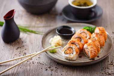 Somon, yengeç ve baharatlı soslu soya soslu, wasabi ve zencefilli fırında makarna. Japon geleneksel balık yemekleri modern gurme restoranında öğle yemeği için servis edilir.