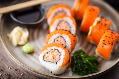 Baharatlı yengeç, somon, çubuklu salatalık, soya sosu, wasabi ve zencefilli suşi böreği. Geleneksel Japon deniz ürünleri modern gurme restoranında öğle yemeği olarak servis edilir..