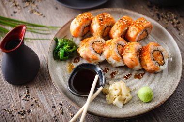 Somon, yengeç ve baharatlı soslu soya soslu, wasabi ve zencefilli fırında makarna. Japon geleneksel balık yemekleri modern gurme restoranında öğle yemeği için servis edilir..