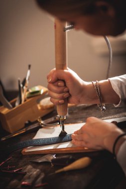 Eski bir atölyede çalışan deri çantalı bir zanaatkar. Küçük işletme kavramı.