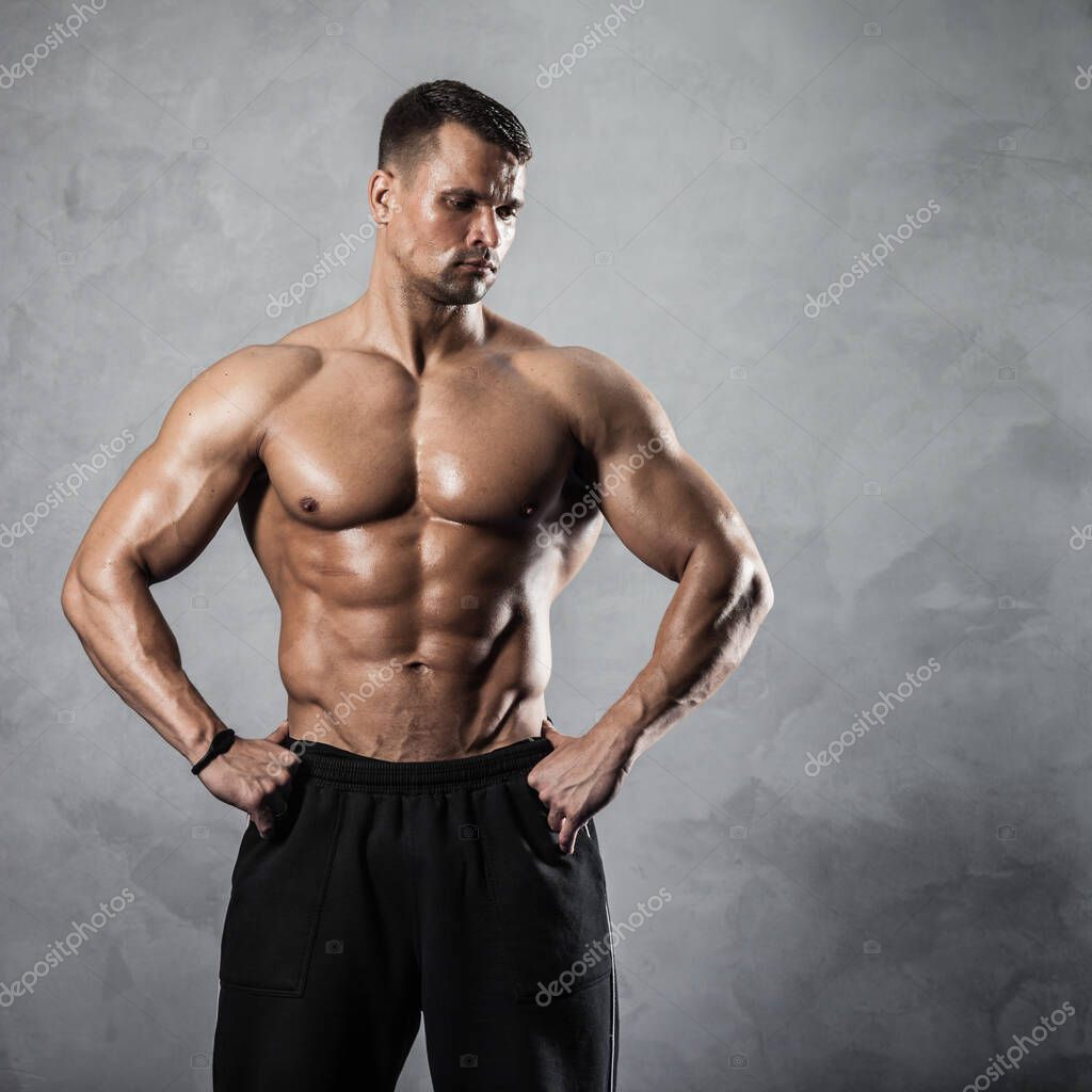 Joven atleta guapo, culturista, levantador de pesas con un cuerpo perfecto,  ejercicio en el gimnasio, músculos abdominales, bíceps-tríceps. Torso  desnudo .: fotografía de stock © sutulastock #269942218