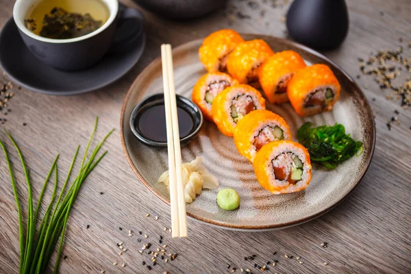 Sushi Maki Rolky California Futomaki Lososem Avokádem Okurkou Krabí Létající — Stock fotografie