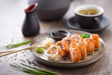 Somon, yengeç ve baharatlı soslu soya soslu, wasabi ve zencefilli fırında makarna. Japon geleneksel balık yemekleri modern gurme restoranında öğle yemeği için servis edilir..