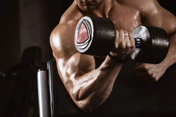 Fitness in palestra, sport e stile di vita sano. Bell'uomo atletico con busto nudo che fa esercizi. Culturista maschio modello di formazione bicipiti muscoli con manubri — Foto Stock