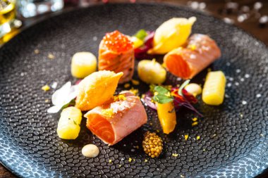 Tuzlu İskoç somonu ve alabalık yumurtası. Salatalık salatalığı ve soğan, Wonton cipsi. Lezzetli sağlıklı İtalyan geleneksel yemekleri modern gurme mutfağında öğle yemeği için servis edilir.