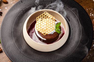 Çikolatalı şeker. Koyu çikolata, ahududu sosu, vanilyalı dondurma tatlısı. Modern gurme yemek restoranında öğle yemeği olarak sunulan lezzetli, sağlıklı geleneksel yemekler.