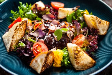 Porto şarabı-bal soslu tavuk ciğeri salatası. Havuç kreması, pastırma, vişneli domates, brioche. Modern gurme yemek restoranında öğle yemeği olarak sunulan lezzetli, sağlıklı geleneksel yemekler.