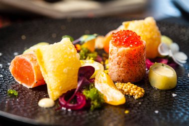 Tuzlu İskoç somonu ve alabalık yumurtası. Salatalık salatalığı ve soğan, Wonton cipsi. Lezzetli sağlıklı İtalyan geleneksel yemekleri modern gurme mutfağında öğle yemeği için servis edilir.