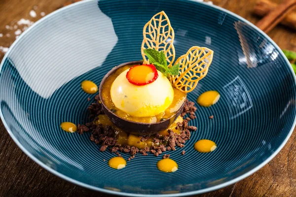 Mango, Apfel, Frischkäse, Passionsfrucht-Dessert. Köstliches gesundes traditionelles Essen zum Mittagessen im modernen Gourmetrestaurant — Stockfoto