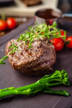 Estonya sığır filetosu bifteği. Modern gurme yemek restoranında öğle yemeği olarak sunulan lezzetli, sağlıklı geleneksel yemekler..