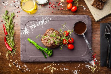 Estonya sığır filetosu bifteği. Modern gurme yemek restoranında öğle yemeği olarak sunulan lezzetli, sağlıklı geleneksel yemekler..