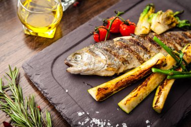 Gökkuşağı alabalığı ızgarada. Sebze, beyaz şarap sosu. Modern gurme yemek restoranında öğle yemeği olarak sunulan lezzetli, sağlıklı geleneksel yemekler..