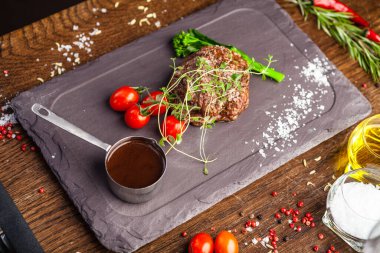 Estonya sığır filetosu bifteği. Modern gurme yemek restoranında öğle yemeği olarak sunulan lezzetli, sağlıklı geleneksel yemekler..