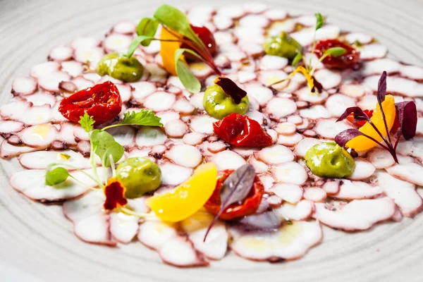 Kraken Carpaccio Spinatcreme Kirschtomaten Köstliches Gesundes Traditionelles Italienisches Essen Aus — Stockfoto