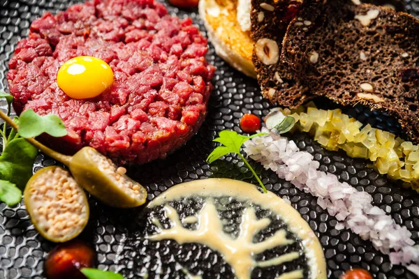 Beef Tartare Von Black Angus Zwiebel Wachtelei Tomatensauce Senfmayonnaise Köstliches — Stockfoto