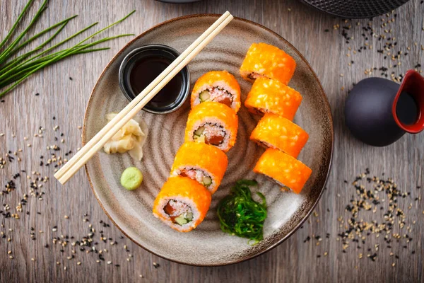 Sushi Maki Rolt California Futomaki Met Zalm Avocado Komkommer Krab — Stockfoto