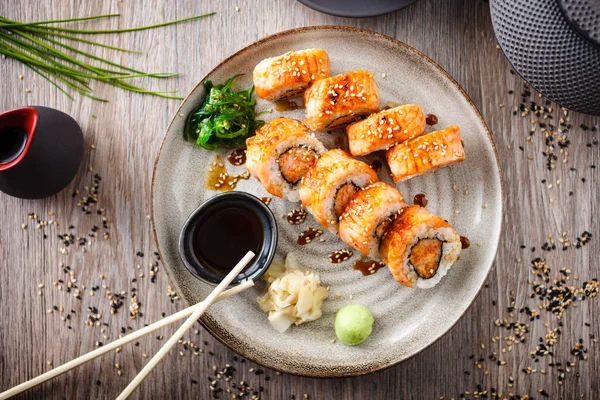 Bakade Sushi Maki Rullar Med Lax Krabba Och Kryddig Sås — Stockfoto