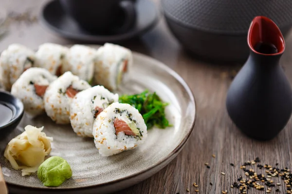 Sushi Maki Rolky Philadelphia Lososem Smetanovým Sýrem Avokádem Talíři Hůlkami — Stock fotografie
