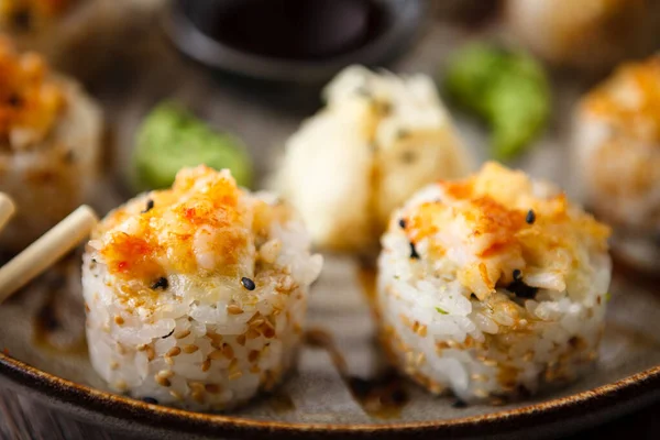 Gebakken Sushi Maki Broodjes Met Garnalen Krab Een Bord Met — Stockfoto