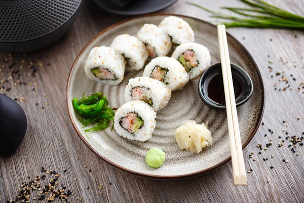 Sushi Maki Rolls California Krabem Okurkou Avokádem Talíři Hůlkami Sójovou — Stock fotografie
