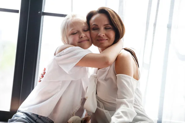 Concepto Relación Madre Hija Una Mujer Felicita Adolescente Feliz Cumpleaños — Foto de Stock